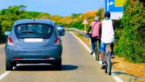 Radfahrer im Strassenverkehr Abstand einhalten