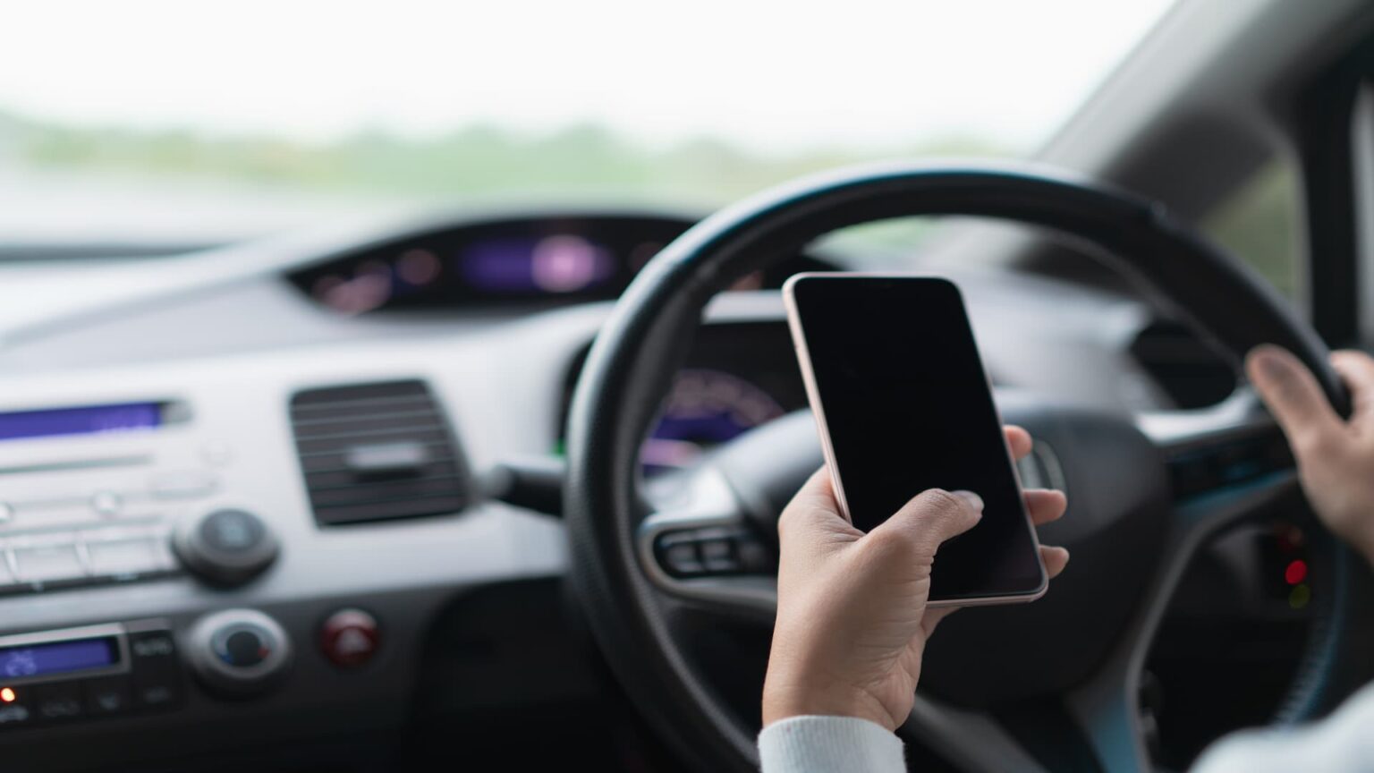 Geblitzt Mit Handy In Der Hand Ausrede Handy am Steuer und geblitzt - Informationen und Folgen