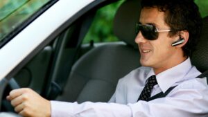 Mobil telefonieren im Auto mit Freisprecheinrichtung erlaubt